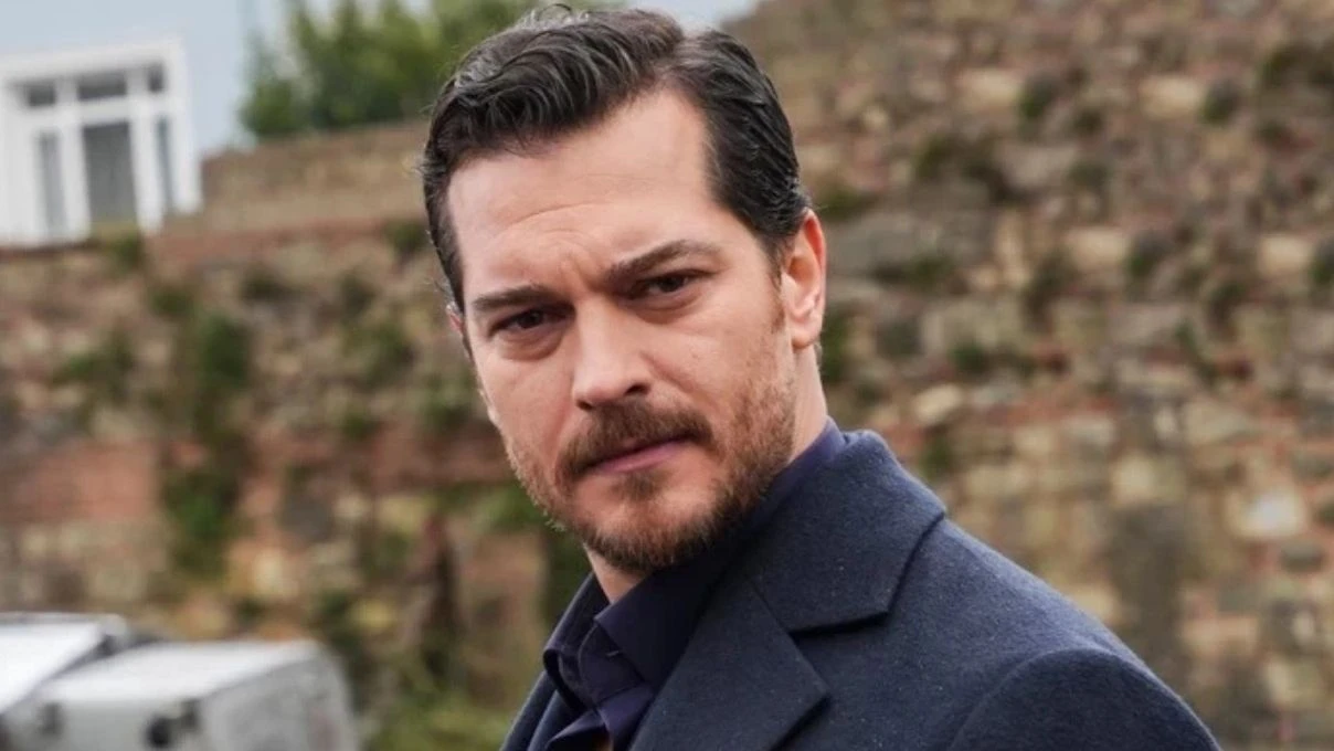 Çağatay Ulusoy kız isteme törenine katıldı! Ünlü oyuncu yakın arkadaşını mutlu gününde yalnız bırakmadı