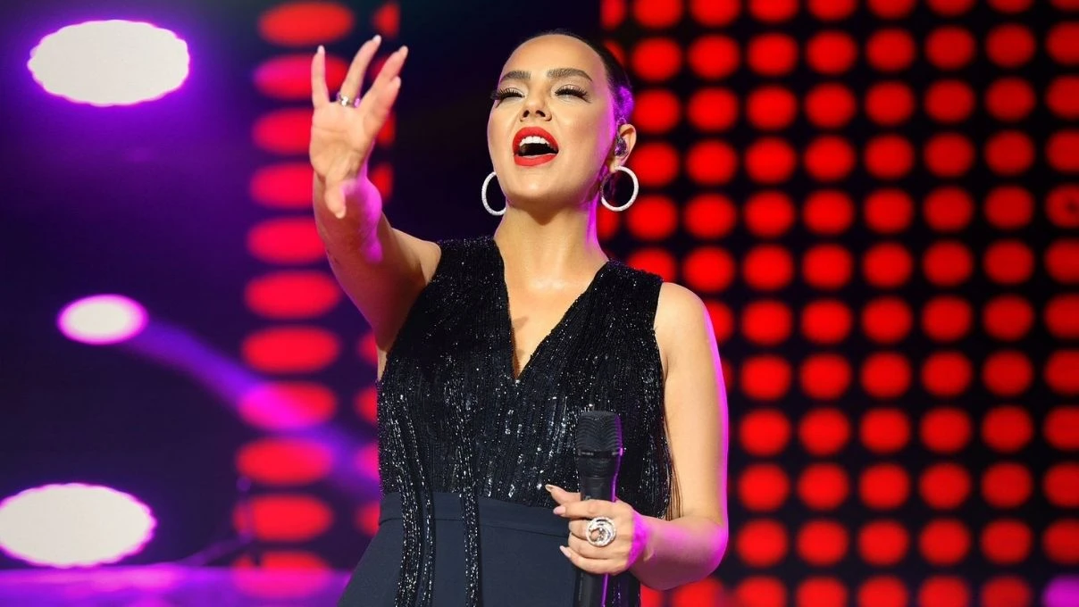 Ebru Gündeş Riyad’da Assala Nasri ile düet yaptı! Ünlü şarkıcının 1 saatte kazandığı ücret dudak uçuklattı