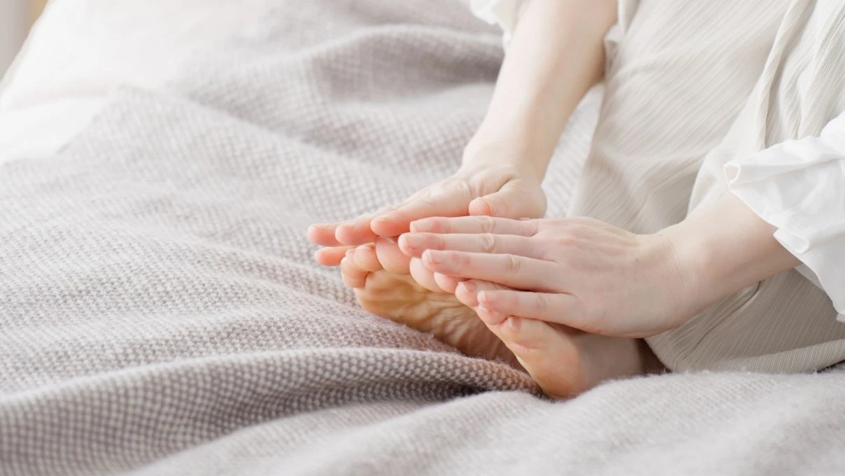 Yaz kış ayak üşümesi yaşıyorsanız! Herkes kansızlık sanır ama sorun başka