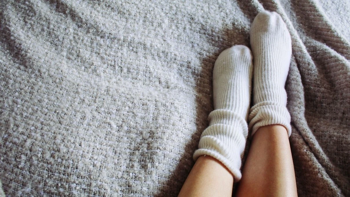 Yaz kış ayak üşümesi yaşıyorsanız! Herkes kansızlık sanır ama sorun başka