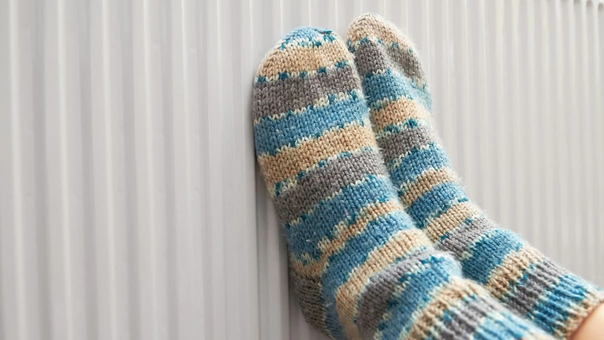 Yaz kış ayak üşümesi yaşıyorsanız! Herkes kansızlık sanır ama sorun başka