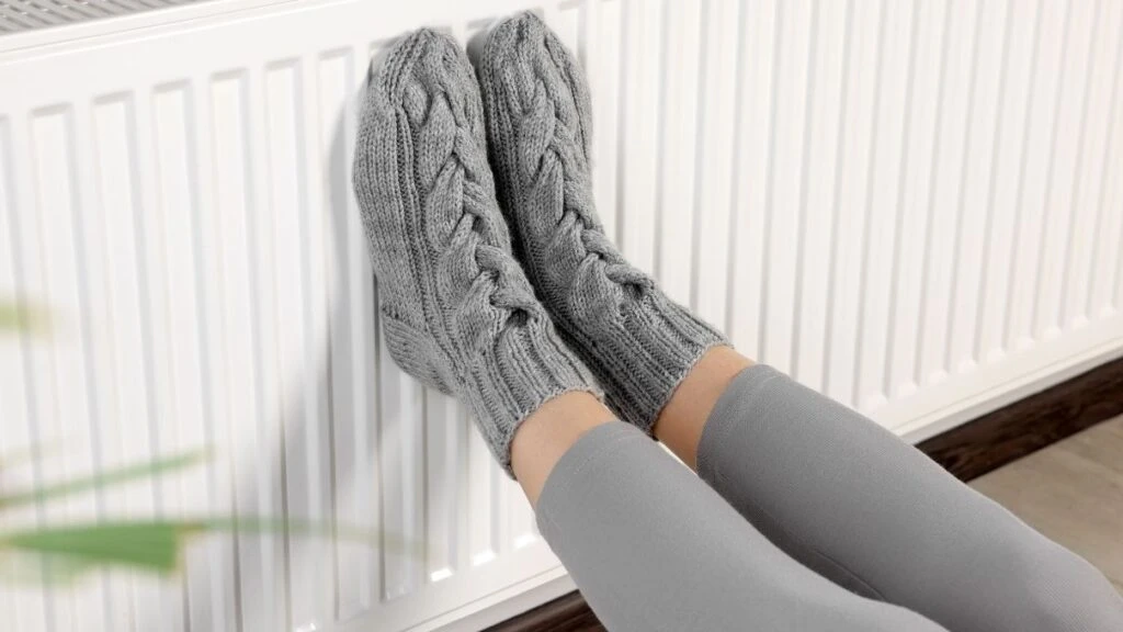 Yaz kış ayak üşümesi yaşıyorsanız! Herkes kansızlık sanır ama sorun başka