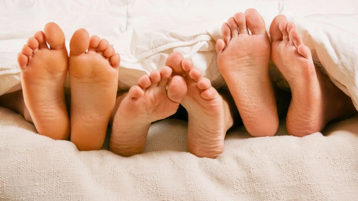 Yaz kış ayak üşümesi yaşıyorsanız! Herkes kansızlık sanır ama sorun başka