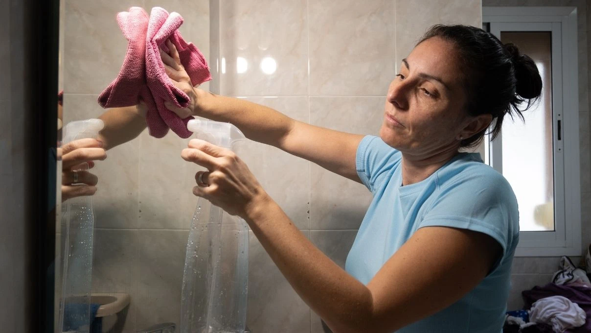 Cam ve aynalarda izi yok eden yöntem! Tozları hayatınızdan çıkartacak karışım