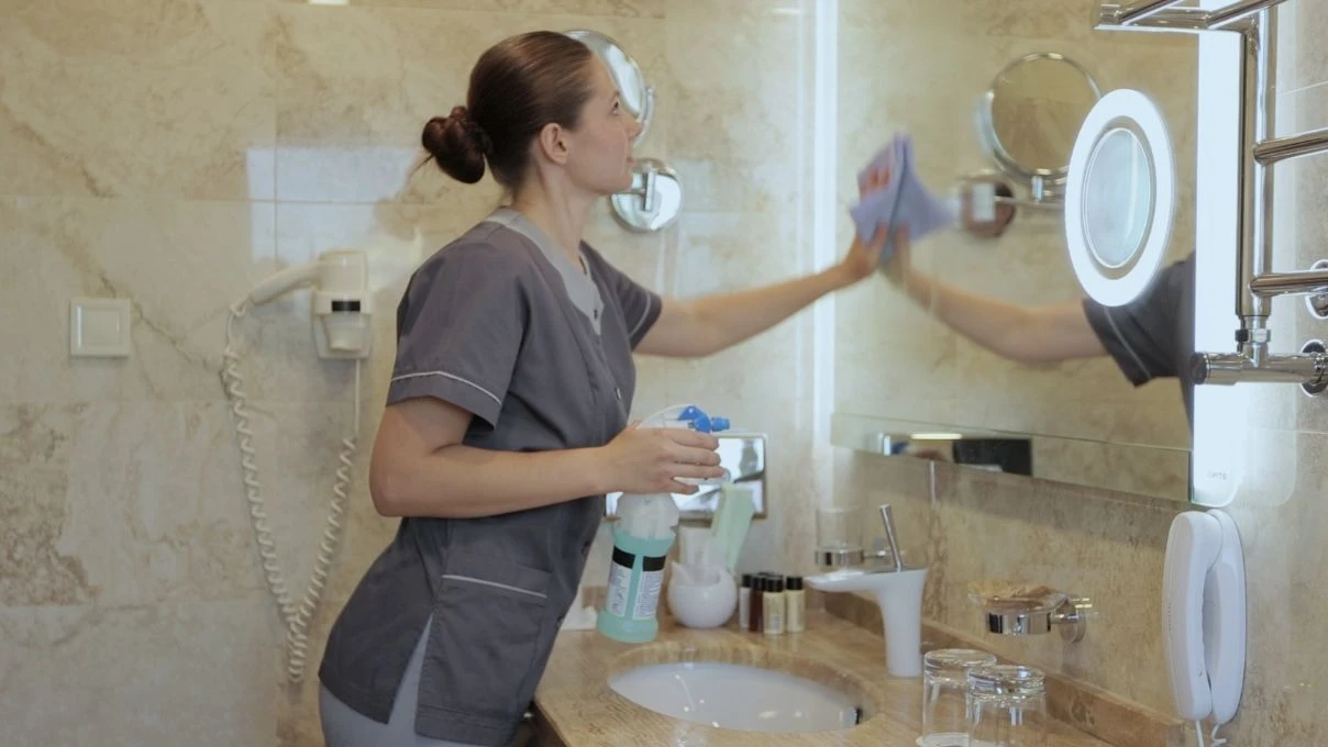 Cam ve aynalarda izi yok eden yöntem! Tozları hayatınızdan çıkartacak karışım