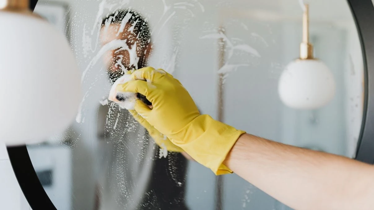 Cam ve aynalarda izi yok eden yöntem! Tozları hayatınızdan çıkartacak karışım