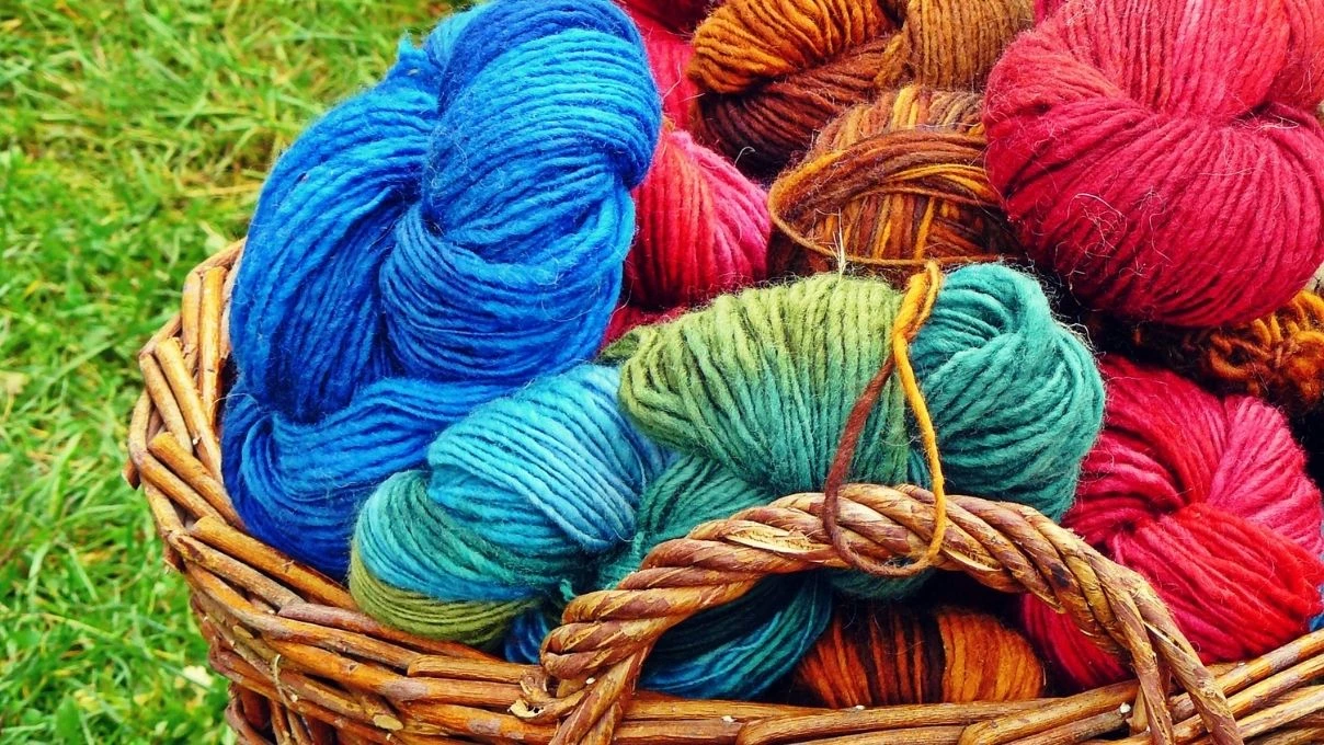 Ayakları hemen üşüyenler için tığla yapılmış ince örgü çorap modelleri 2026!