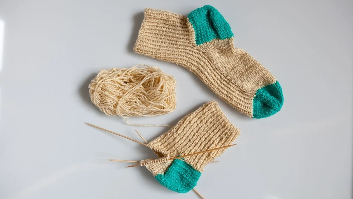 Ayakları hemen üşüyenler için tığla yapılmış ince örgü çorap modelleri 2026!