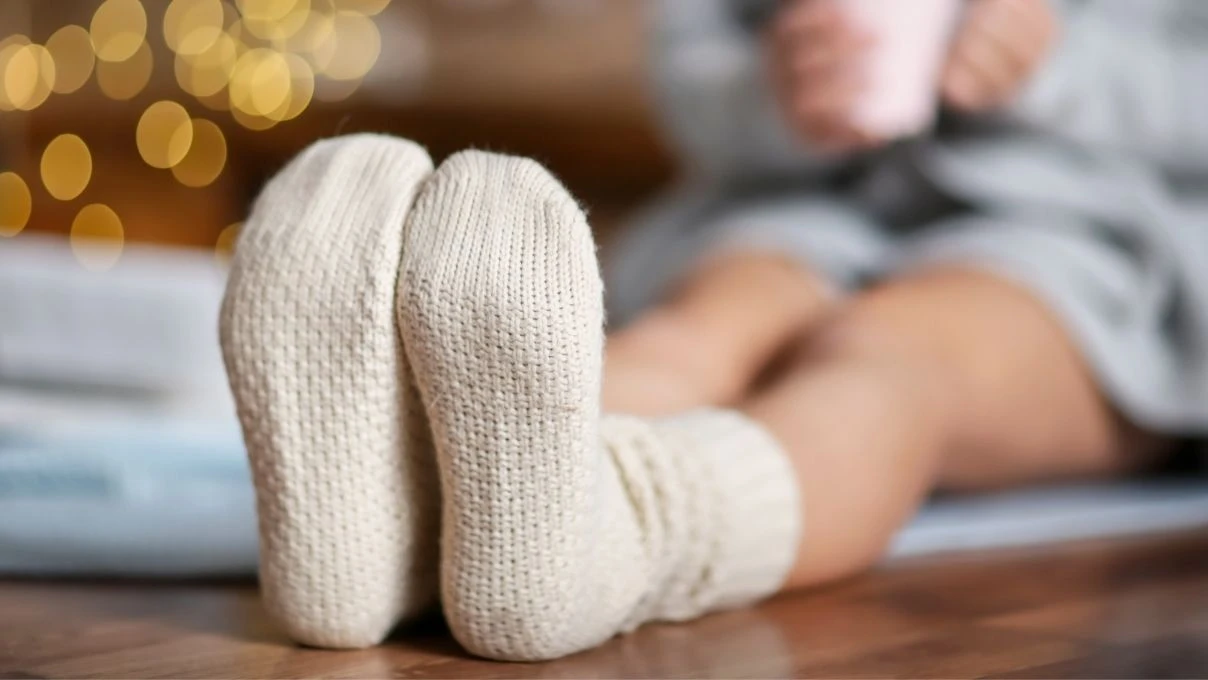 Ayakları hemen üşüyenler için tığla yapılmış ince örgü çorap modelleri 2026!