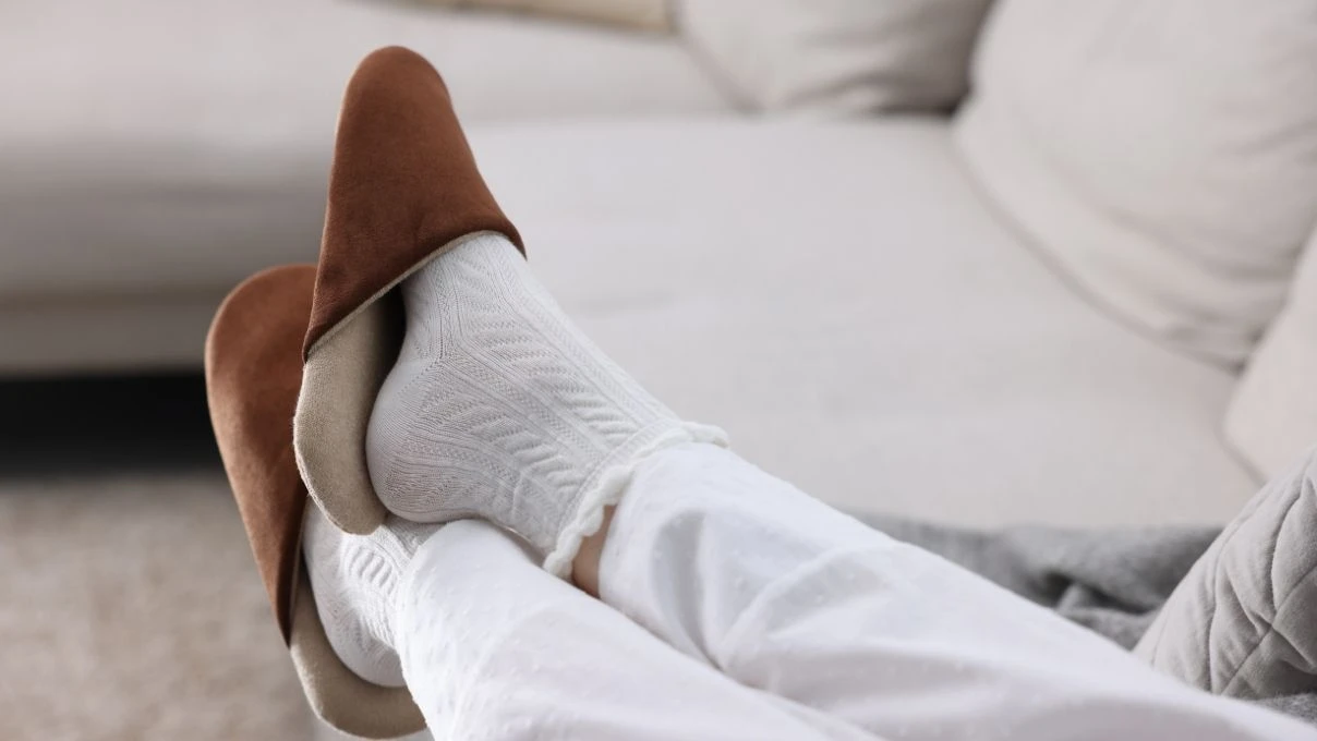 Ayakları hemen üşüyenler için tığla yapılmış ince örgü çorap modelleri 2026!