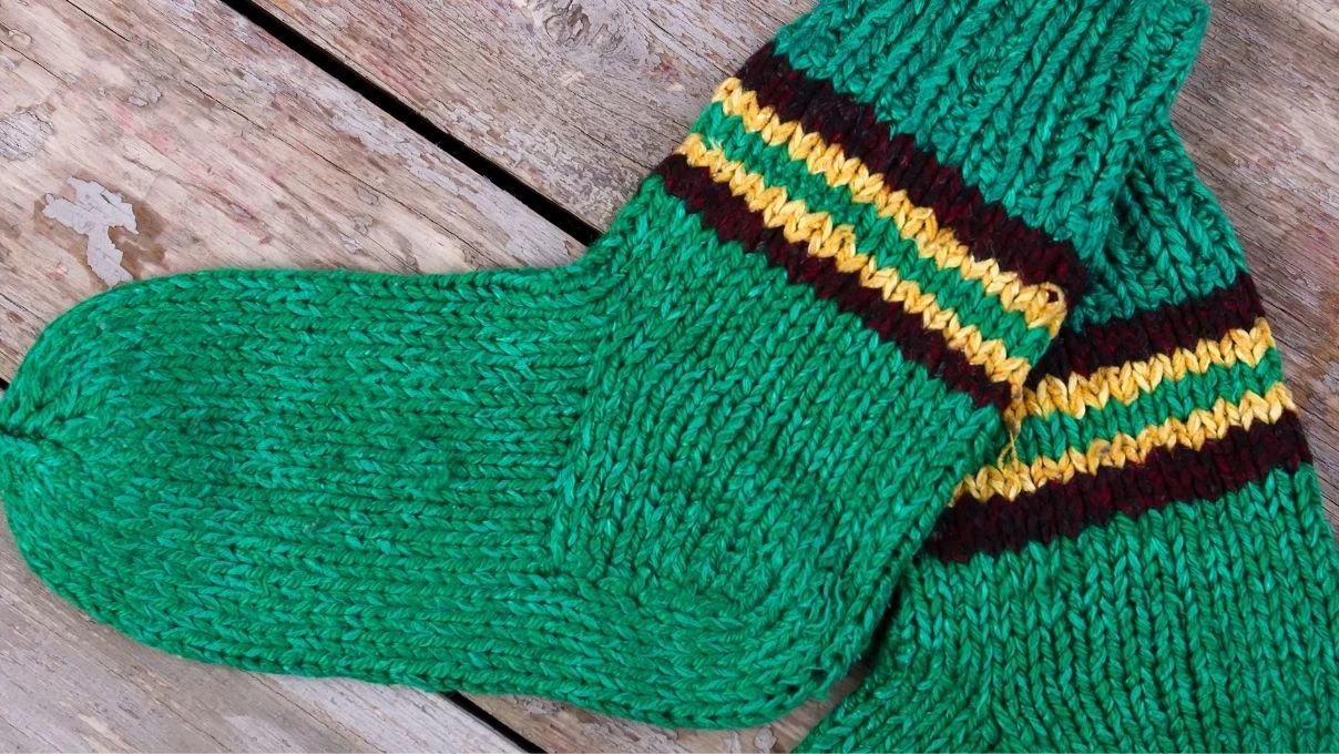 Ayakları hemen üşüyenler için tığla yapılmış ince örgü çorap modelleri 2026!