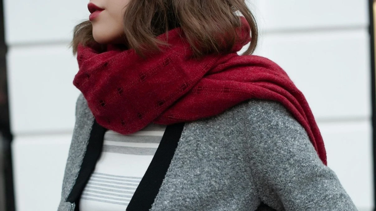 Sonbaharda bile şıklığınızı artıracak örgü fular modelleri 2026!