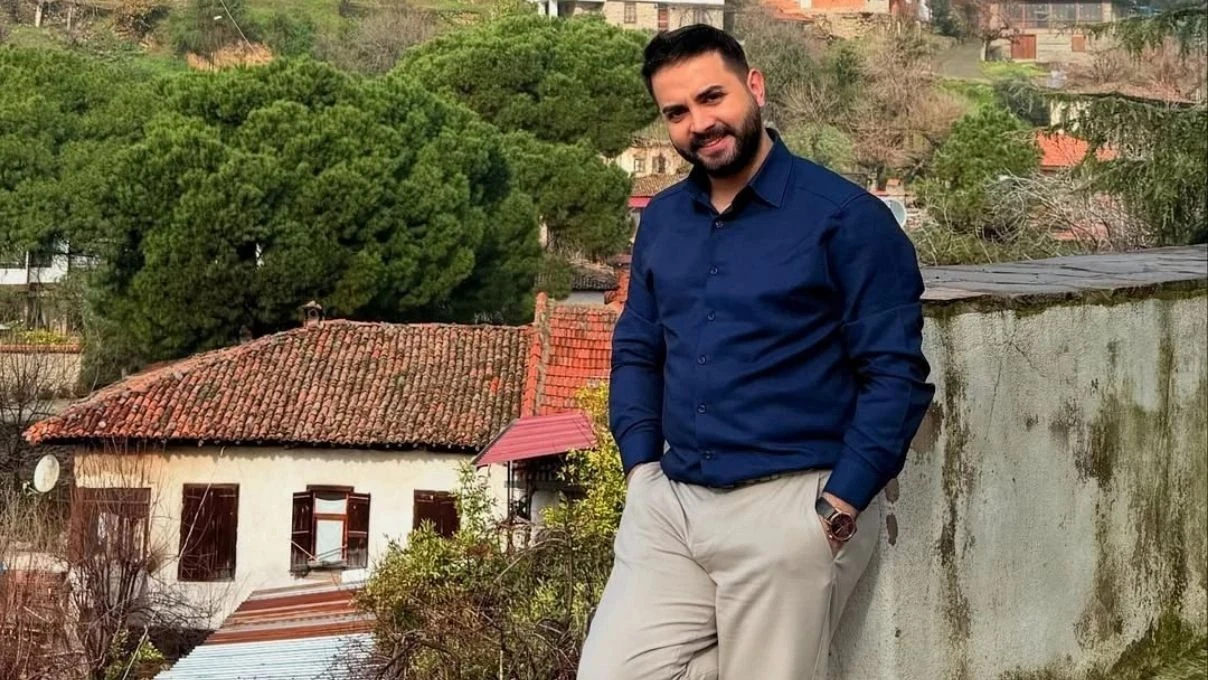 Kadir Ezildi kameralar karşısında eşini susturdu! O anlar sosyal medyada tepkilere neden oldu