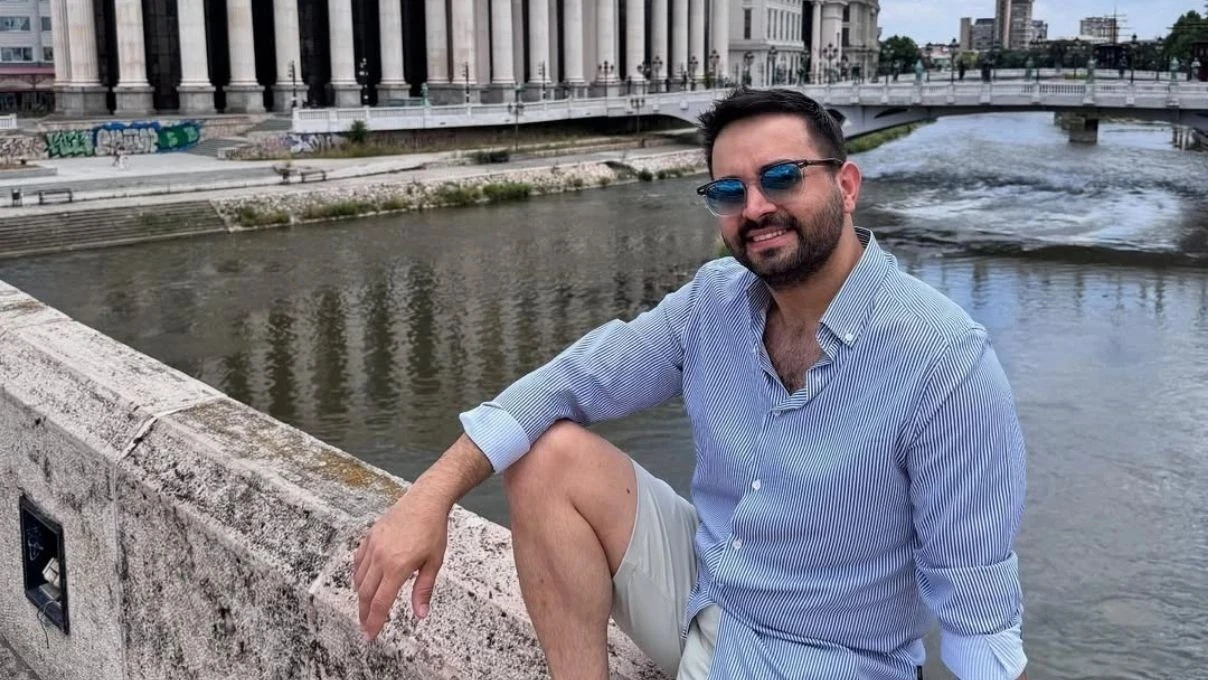 Kadir Ezildi kameralar karşısında eşini susturdu! O anlar sosyal medyada tepkilere neden oldu