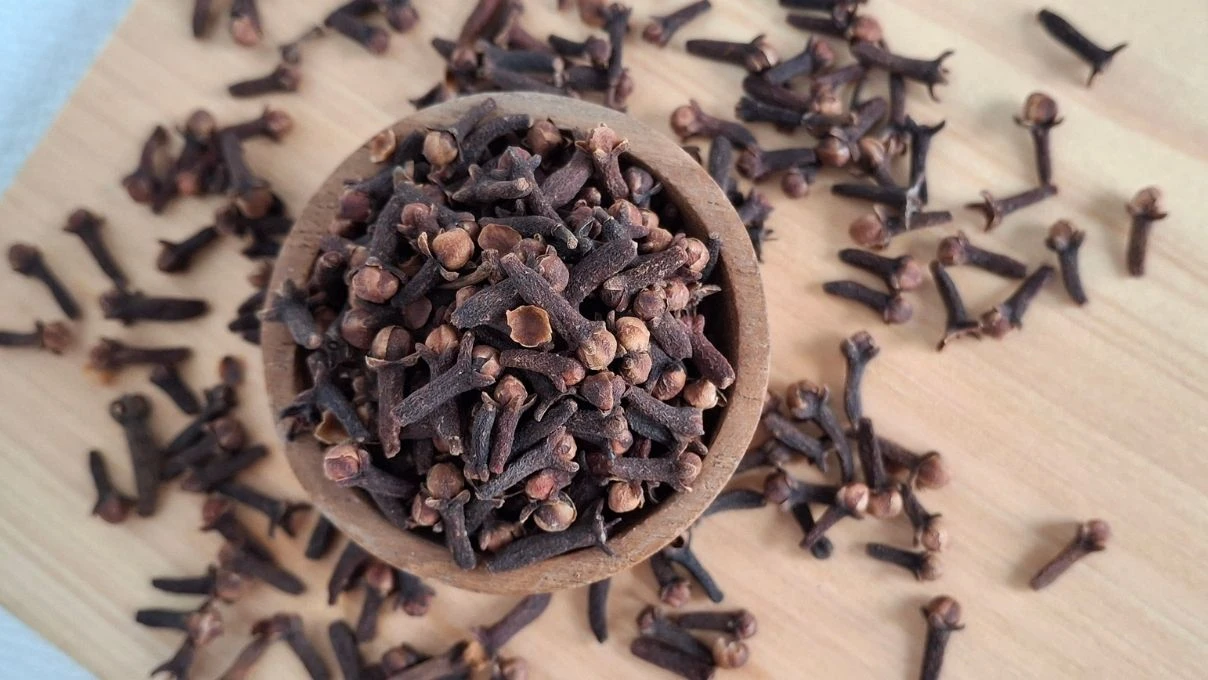 Sadece 10 dakikalık muhteşem karanfil yöntemi! Gece yatmadan mutlaka yapın 8 Sadece 10 dakikalık muhteşem karanfil yöntemi! Gece yatmadan mutlaka yapın