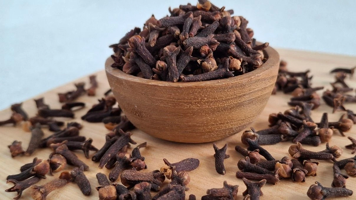 Sadece 10 dakikalık muhteşem karanfil yöntemi! Gece yatmadan mutlaka yapın 4 Sadece 10 dakikalık muhteşem karanfil yöntemi! Gece yatmadan mutlaka yapın