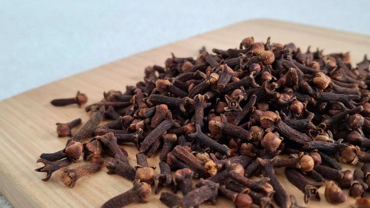 Sadece 10 dakikalık muhteşem karanfil yöntemi! Gece yatmadan mutlaka yapın 5 Sadece 10 dakikalık muhteşem karanfil yöntemi! Gece yatmadan mutlaka yapın