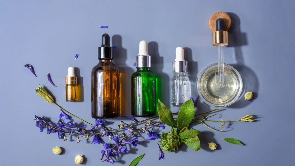 Kaş kirpikleri hem uzatıyor hem parlatıyor! E vitamini deposu yağ