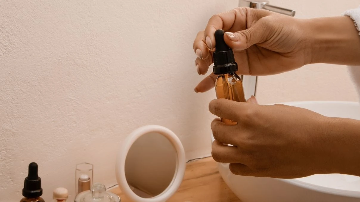 Kaş kirpikleri hem uzatıyor hem parlatıyor! E vitamini deposu yağ