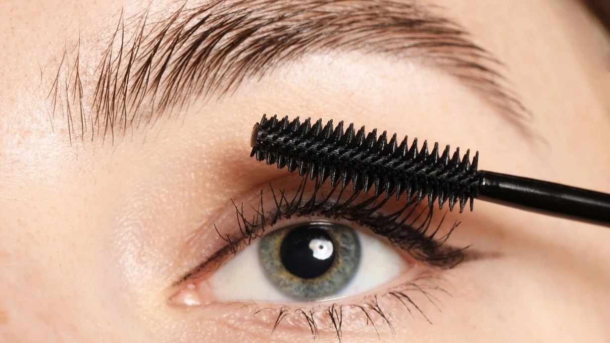 Kaş kirpikleri hem uzatıyor hem parlatıyor! E vitamini deposu yağ