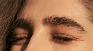 Doğal yöntemlerle kaşların rengi nasıl koyulaştırılır? Kaşları daha gür gösteren koyulaştırma yöntemi