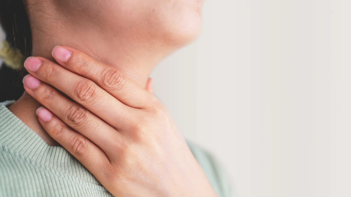 Boğaz ağrısını hafifletmeye karşı bir yemek kaşığı yeterli! Evde doğal çözüm 6 oksuruk surubu 3