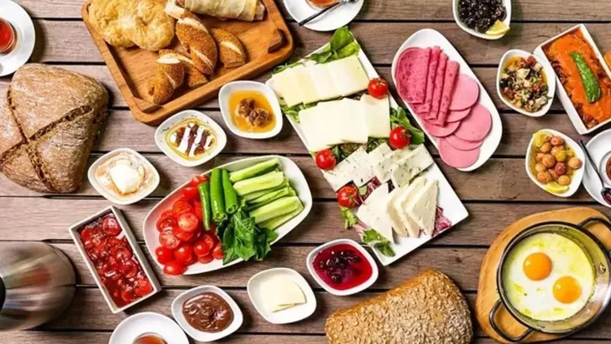 Sadece 3 dakikada pratik börek tarifi! Milföyü olan sahurda mutlaka denesin