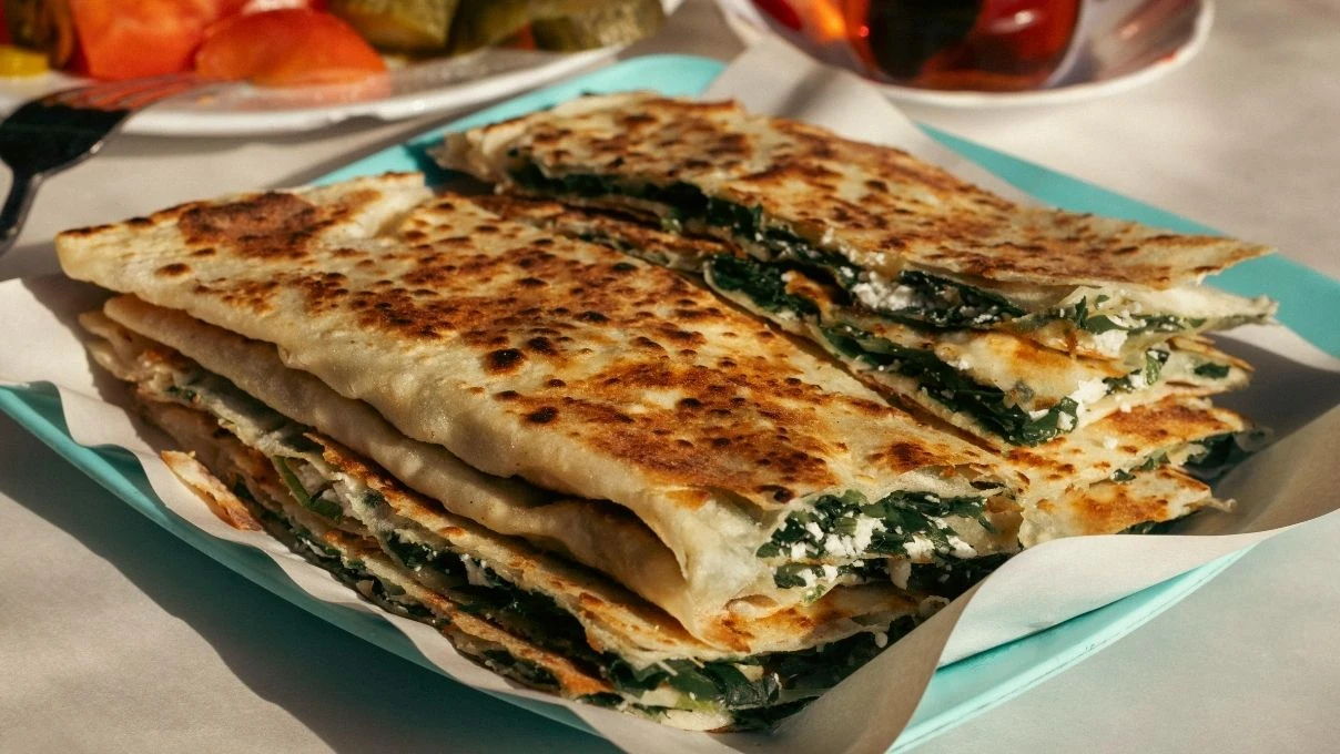 Sadece 3 dakikada pratik börek tarifi! Milföyü olan sahurda mutlaka denesin