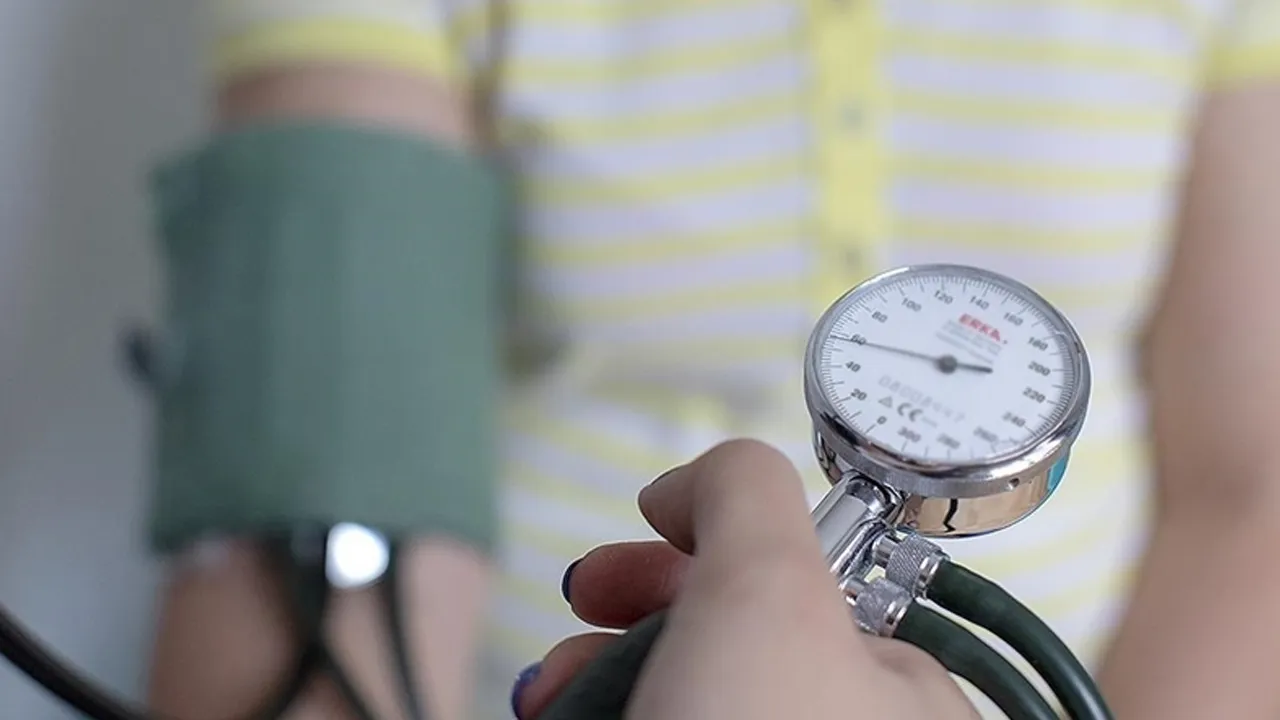 Oruç tutan tansiyon hastaları sahurda ne yemeli? Bu 5 besin, değerleri zıplatıyor! 6 ramazanda hipertansiyon hastalari dikkat uzmani dikkat edilmesi gerekenleri siraladi 1771965 20260219172526