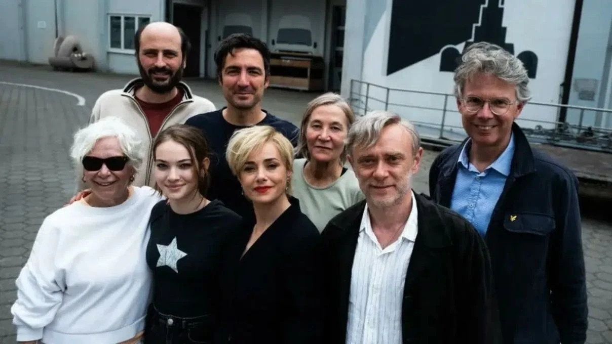 sari zarflar filminin ouyncu kadrosu