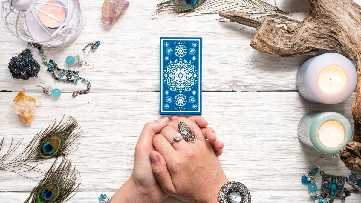 Günlük tarot kart açılımı 8 Şubat 2026! Hafta gürültü doluyken odak noktanız sakinlik olacak