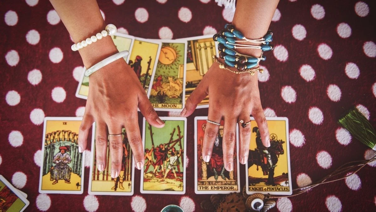 Günlük tarot kart açılımı 8 Şubat 2026! Hafta gürültü doluyken odak noktanız sakinlik olacak
