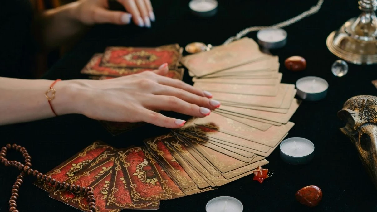 Günlük tarot kart açılımı 3 Şubat 2026! Ani ve alışılmadık fikirler hayata geçiyor