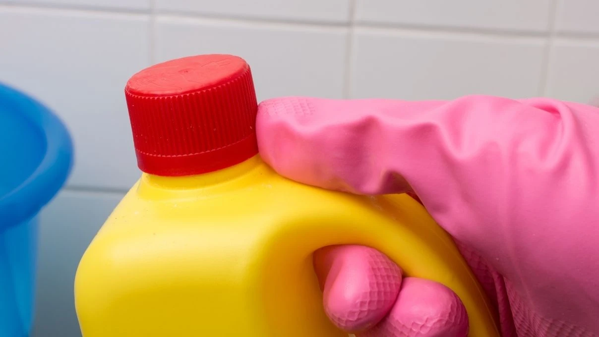 Temizlikte çamaşır suyu mu, sirke limon mu? Sararmış alanları bembeyaz yapar 5 Temizlikte çamaşır suyu mu, sirke limon mu? Sararmış alanları bembeyaz yapar