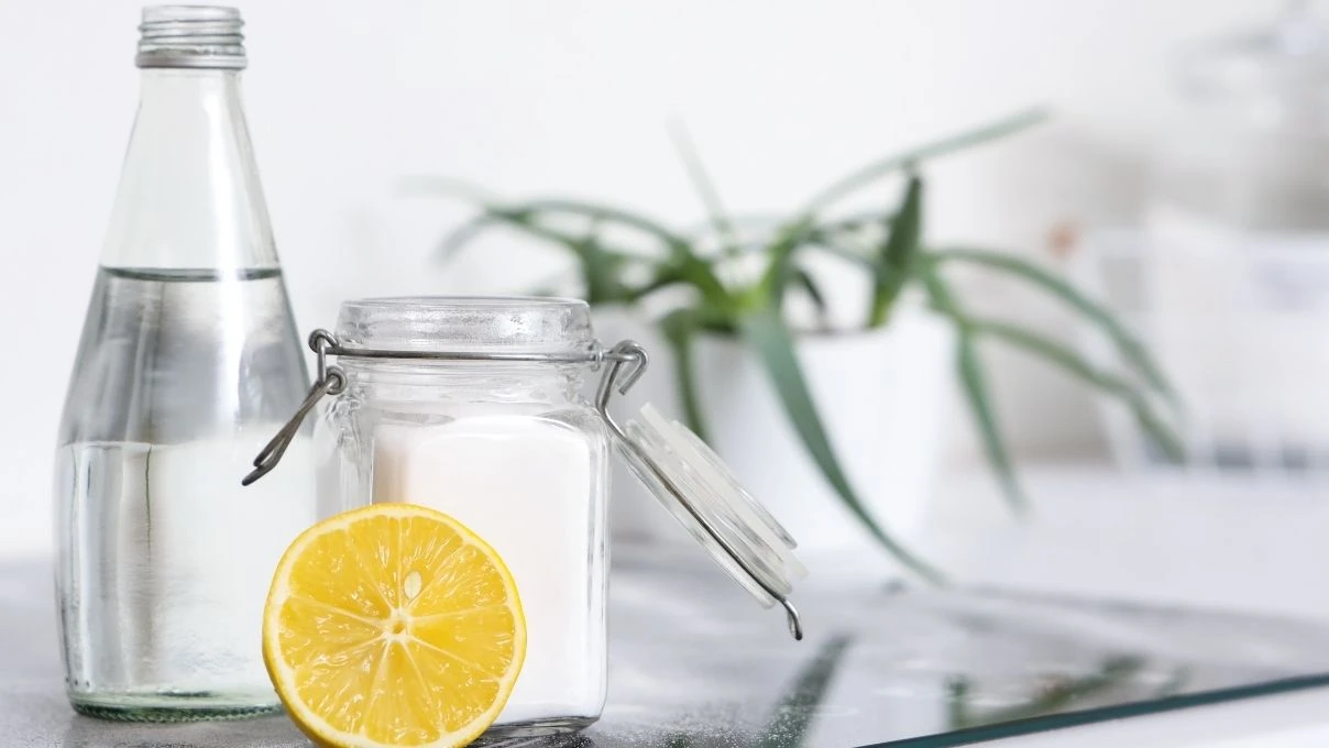 Temizlikte çamaşır suyu mu, sirke limon mu? Sararmış alanları bembeyaz yapar 10 Temizlikte çamaşır suyu mu, sirke limon mu? Sararmış alanları bembeyaz yapar