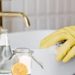 Temizlikte çamaşır suyu mu, sirke limon mu? Sararmış alanları bembeyaz yapar