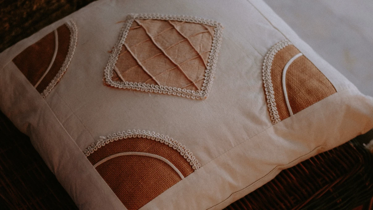 Tığ işi yastık kılıfı yeniden trend oluyor! El emeği ev dekorasyonunda öne çıkıyor 7 yastik kilifi 4