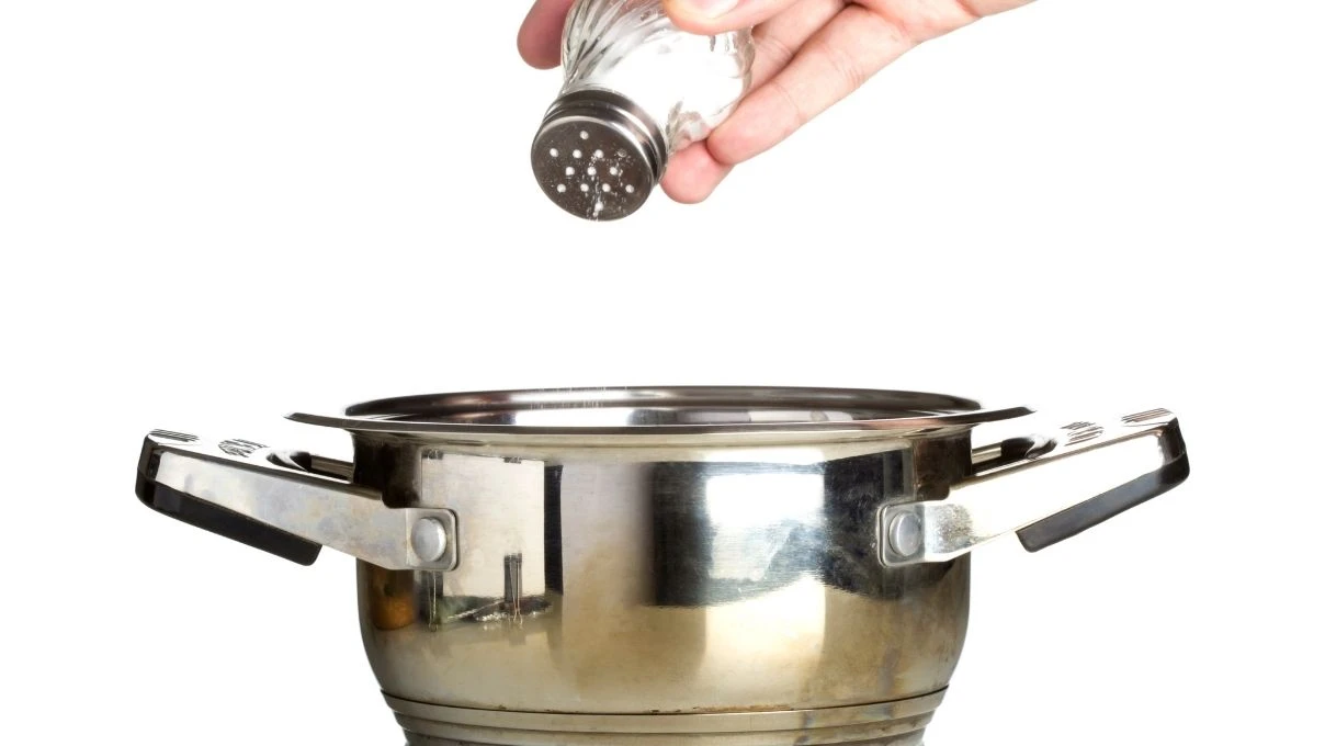 Duyunca çok şaşıracaksınız! Yemeğe tuz ne zaman atılmalı?