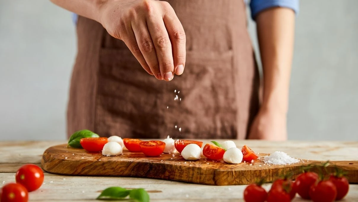 Duyunca çok şaşıracaksınız! Yemeğe tuz ne zaman atılmalı?