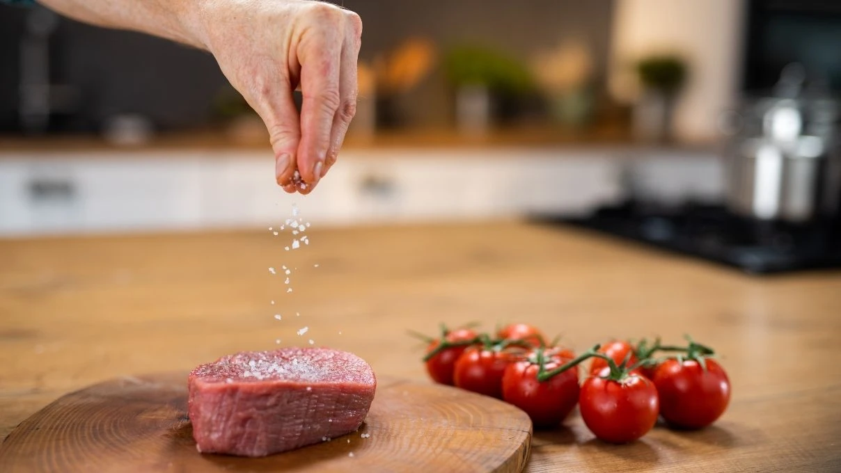 Duyunca çok şaşıracaksınız! Yemeğe tuz ne zaman atılmalı?