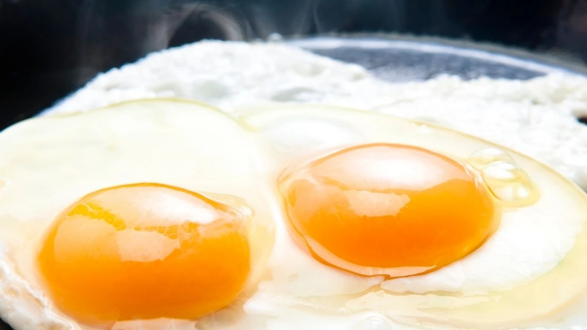 Kahvaltıda ekmeği unutturan yumurta tarifi! Keten tohumu çörek otu Urfa isotu