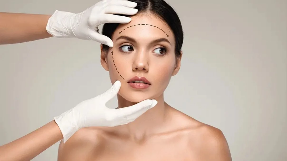 Doğal gençleşmenin yolları! Yüz germe operasyonu nasıl ve kimlere yapılır?