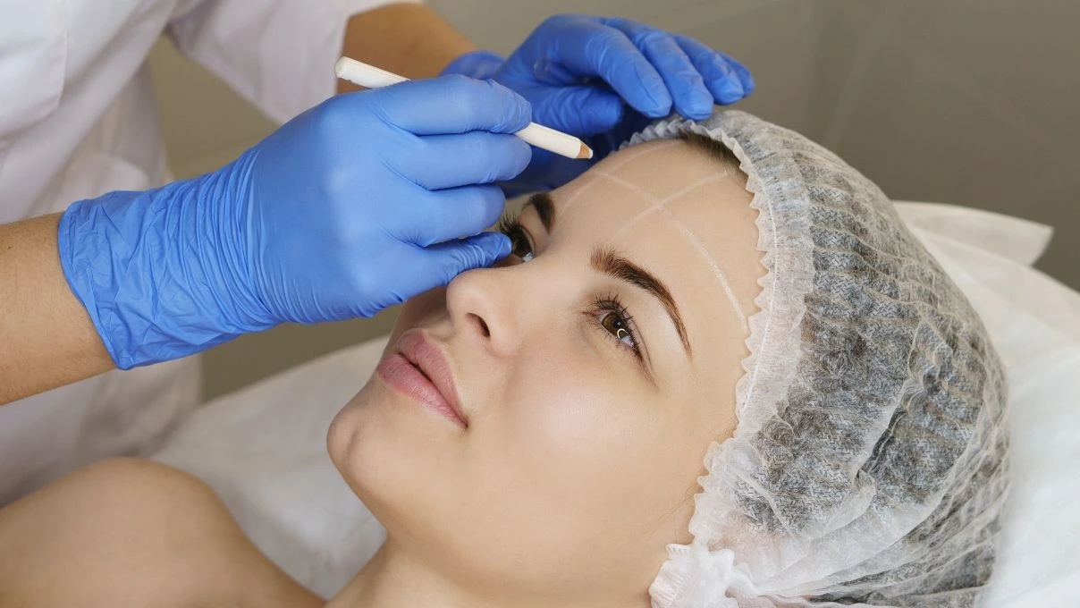 Doğal gençleşmenin yolları! Yüz germe operasyonu nasıl ve kimlere yapılır?