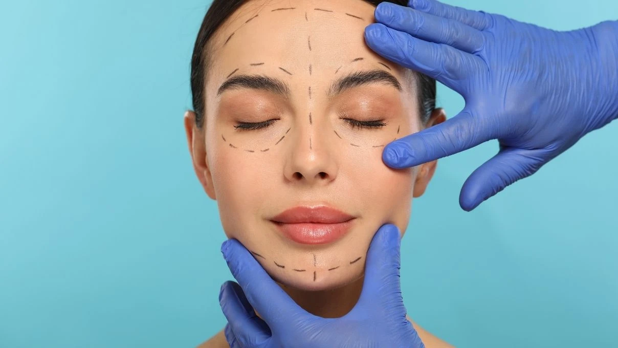 Doğal gençleşmenin yolları! Yüz germe operasyonu nasıl ve kimlere yapılır?