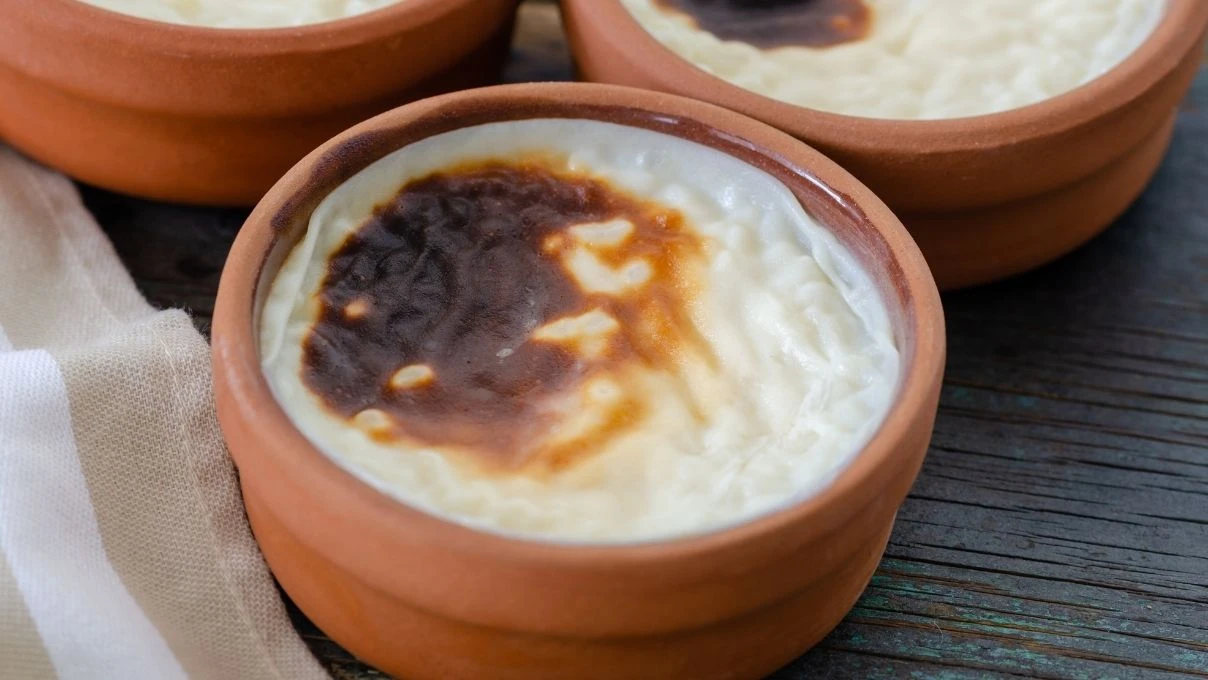 Bayramda sütlü tatlı tercih edenler! En hızlı ve kolay fırında sütlaç tarifi