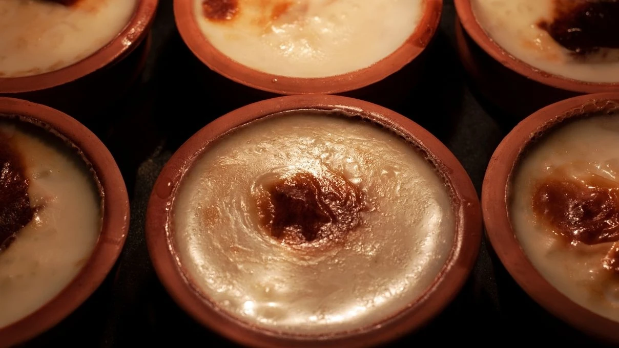 Bayramda sütlü tatlı tercih edenler! En hızlı ve kolay fırında sütlaç tarifi