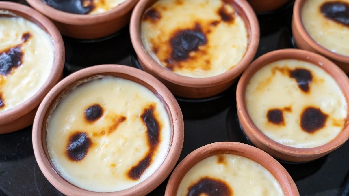 Bayramda sütlü tatlı tercih edenler! En hızlı ve kolay fırında sütlaç tarifi