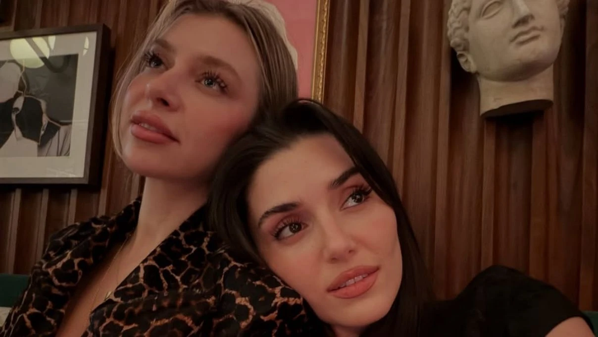 Hande Erçel ve Gamze Erçel’in fotoğrafları gündem oldu! Kız kardeşler güzellikleriyle dikkat çekti 4 Hande Erçel ve Gamze Erçel’in fotoğrafları gündem oldu! Kız kardeşler güzellikleriyle dikkat çekti