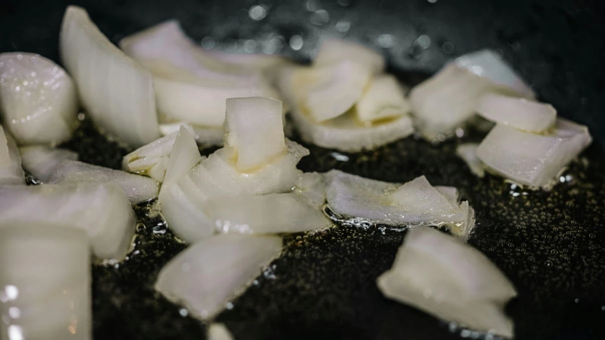 İftar sofralarının yeni lezzeti! Sütlü soğan kavurması tarifi 8 İftar sofralarının yeni lezzeti! Sütlü soğan kavurması tarifi