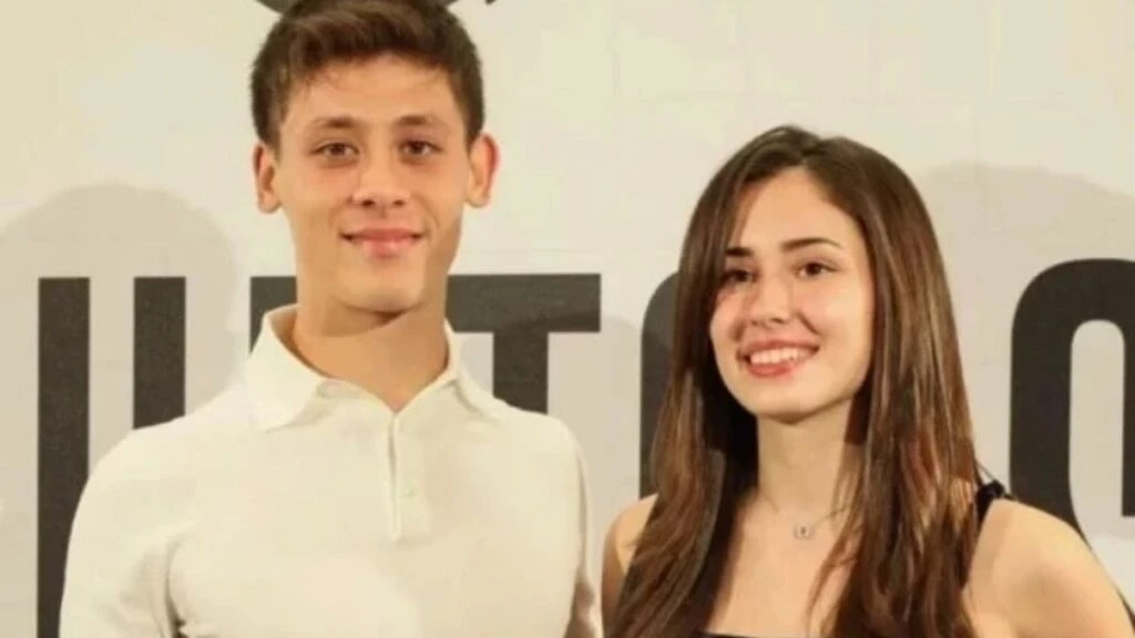 Arda Güler ve sevgilisi Duru Nayman mekân çıkışı görüntülendi! Kameraları fark eden çiftin arasında geçen sohbet herkesi kahkahaya boğdu